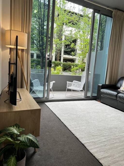 Modern Loft Retreat In Canberra Act Near Parliament House Barton